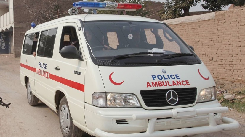 В результате схода с рельсов пассажирского поезда в Пакистане пострадали 20 человек