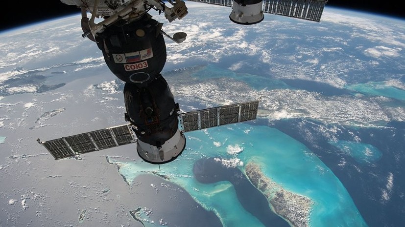 Космонавты обследуют отверстие в «Союзе» с внешней стороны