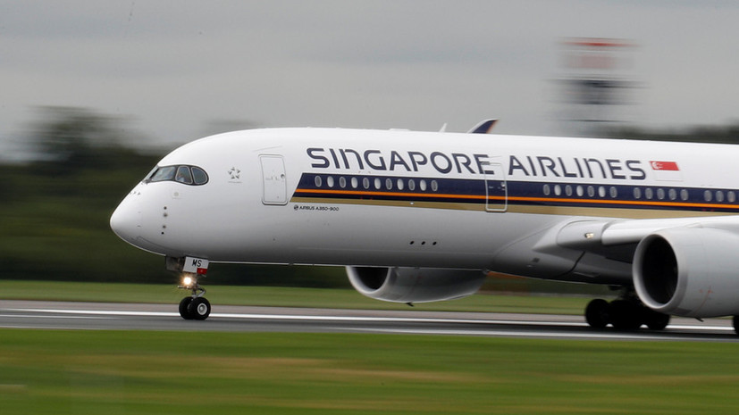 В аэропорту Сингапура самолёт врезался в телескопический трап