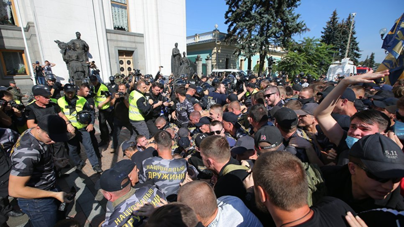 Националисты в Киеве направились митинговать к администрации Порошенко
