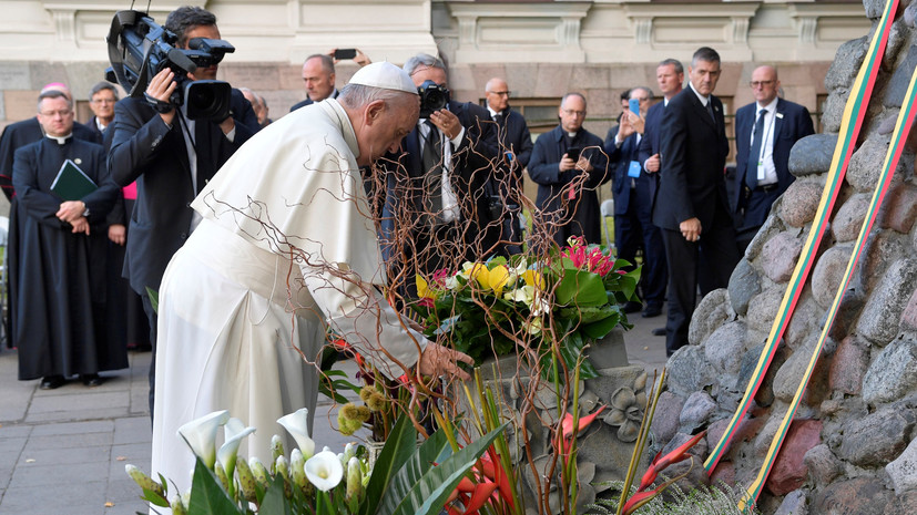 Папа Римский в Вильнюсе почтил память жертв репрессий