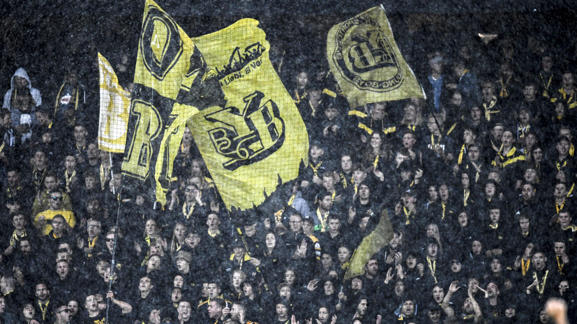 Фанаты забросали футбольное поле теннисными мячами и геймпадами в знак протеста против киберспорта