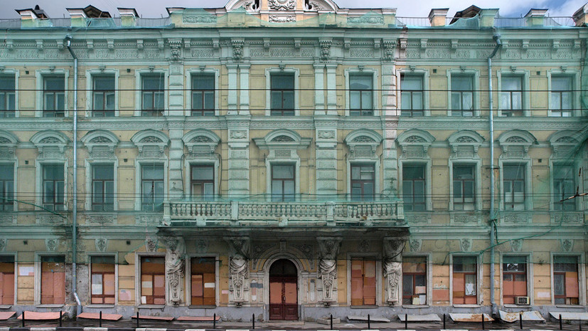 В Москве начали реставрировать Дом с атлантами на Солянке