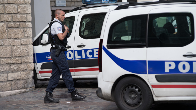 Посольство России в Париже проверяет данные о задержании россиянина