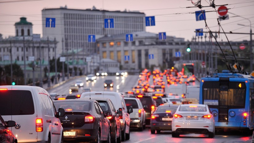 Жителям Москвы рекомендовали пересесть на общественный транспорт из-за непогоды