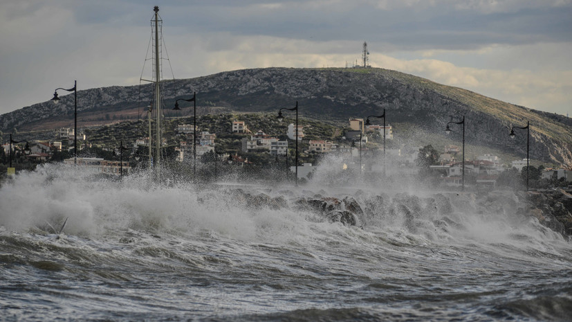 В результате шторма «Ксенофонт» в Греции затонули четыре судна