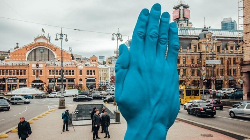 В центре Киева установили синюю руку