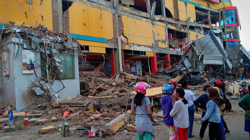 Число жертв землетрясения и цунами в Индонезии достигло 420 человек