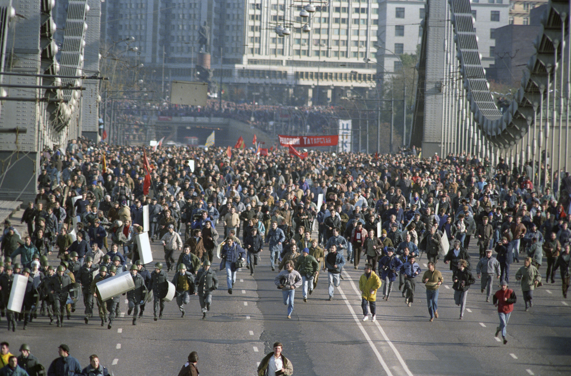 Танки на улицах Москвы: 25 лет трагическим событиям конституционного  кризиса в России — РТ на русском