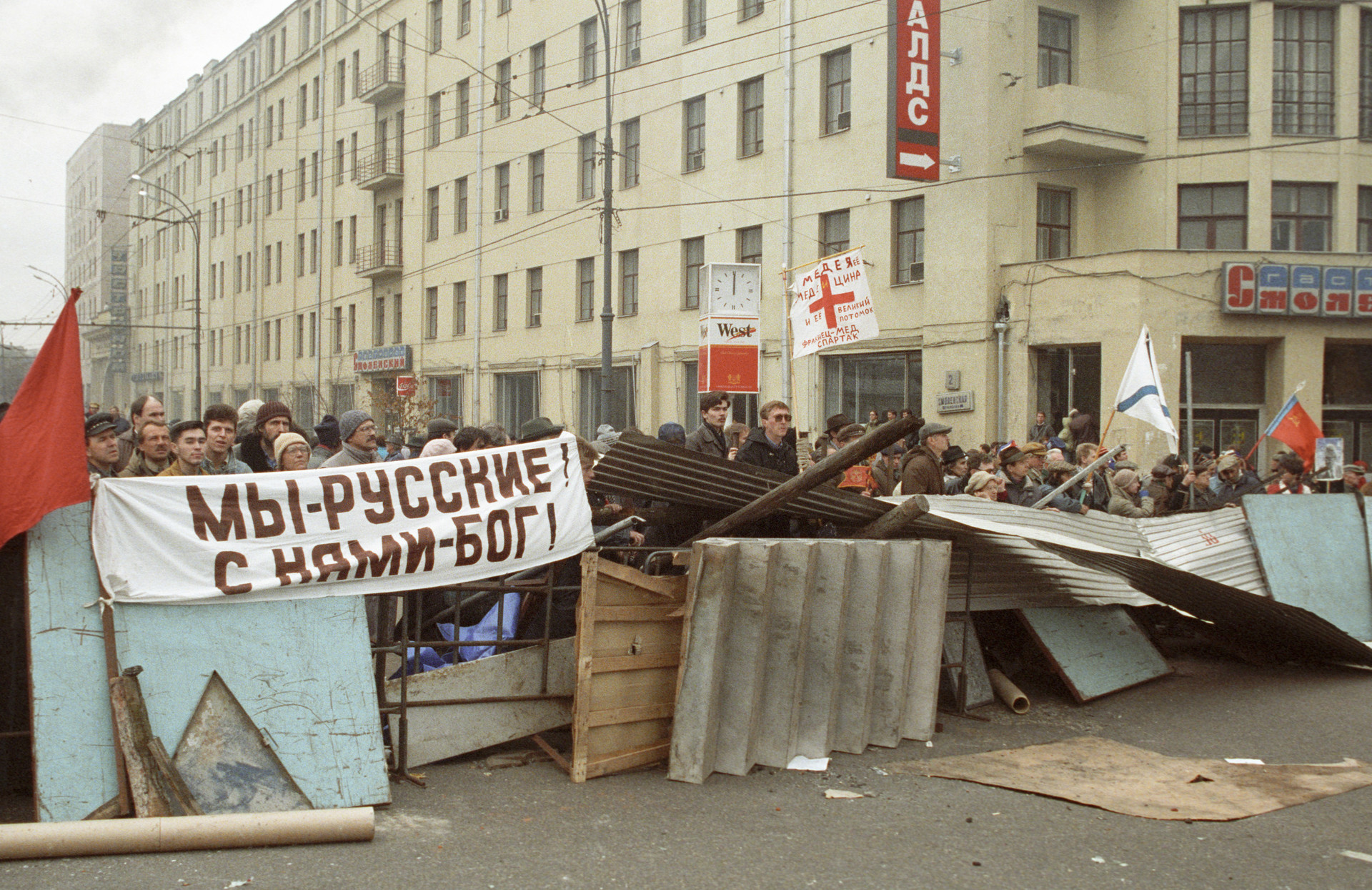 Танки на улицах Москвы: 25 лет трагическим событиям конституционного  кризиса в России — РТ на русском