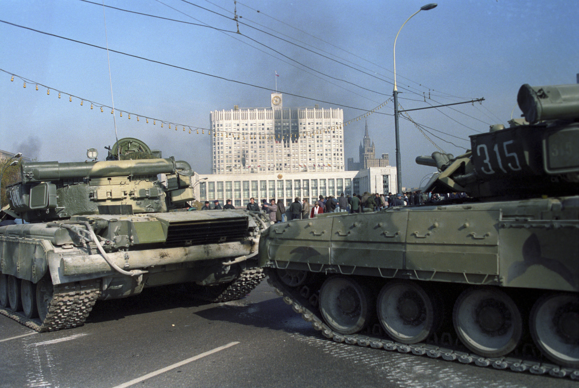 Танки на улицах Москвы: 25 лет трагическим событиям конституционного  кризиса в России — РТ на русском