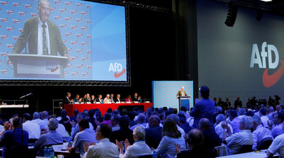 Лидер «Альтернативы для Германии» Александр Гауланд выступает с речью на двухдневном партийном съезде в Аугсбурге