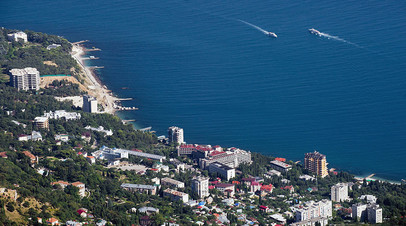 Вид на черноморское побережье и посёлок Мисхор с вершины горы Ай-Петри в Крыму 