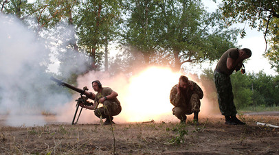 Украинские военнослужащие ведут огонь из гранатомёта