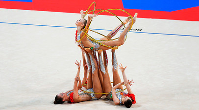 Спортсменки сборной России выполняют упражнения с пятью обручами в групповых соревнованиях чемпионата мира по художественной гимнастике 2018 года в Софии