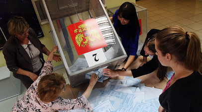 Подсчет голосов на избирательном участке во Владивостоке во время второго тура выборов губернатора Приморского края