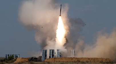 Зенитная ракетная система С-300 запускает ракету 