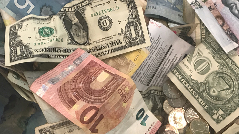 Рубль растёт к доллару и евро