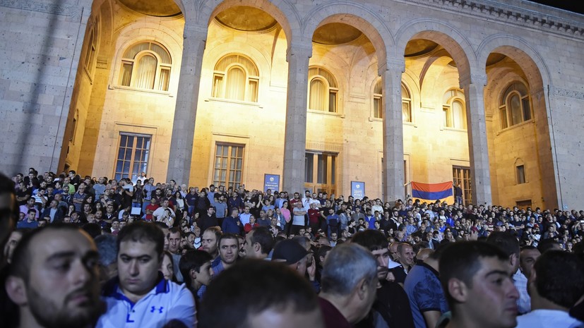 Протестующие окружили здание парламента Армении
