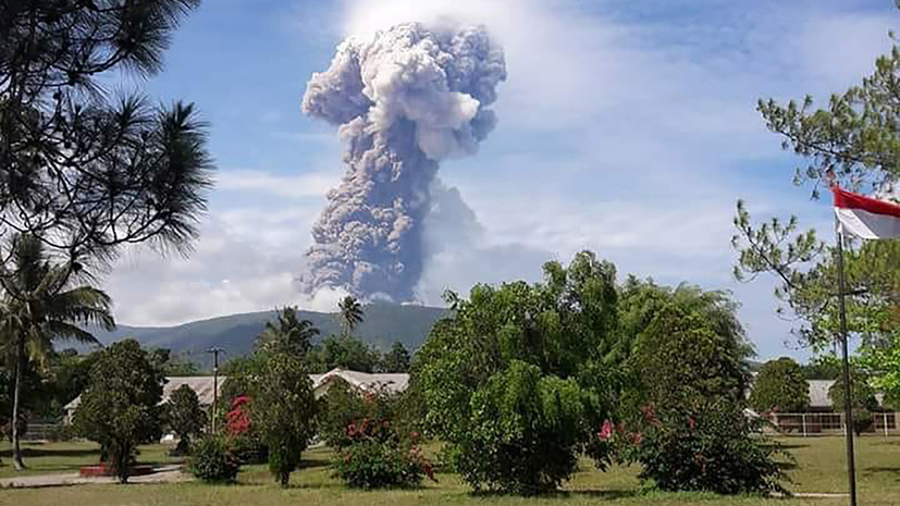 На острове Сулавеси в Индонезии началось извержение вулкана