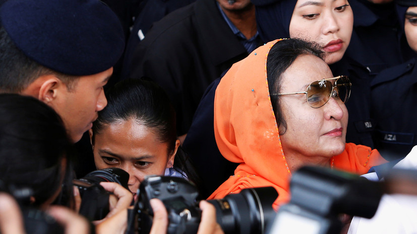 Супруге экс-премьера Малайзии предъявлены 17 обвинений по делу о хищениях