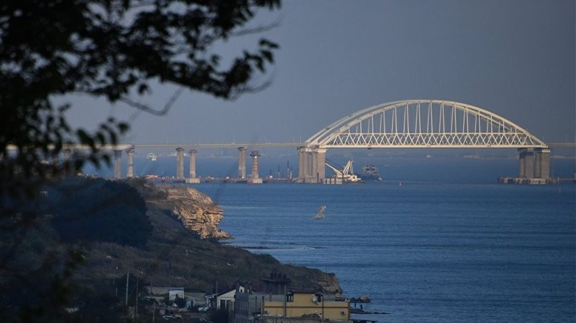 Пролёт строящейся железнодорожной части Крымского моста съехал в воду