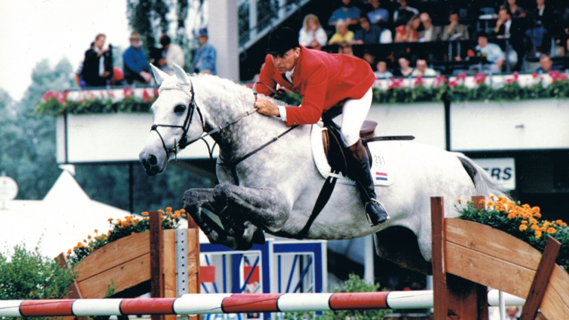 Олимпийский чемпион по конному спорту умер после удара лошади