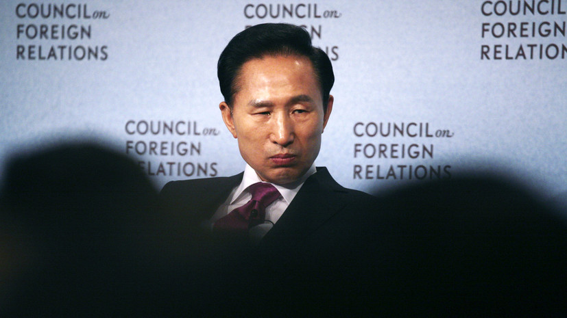 Суд Южной Кореи приговорил экс-президента Ли Мён Бака к 15 годам тюрьмы