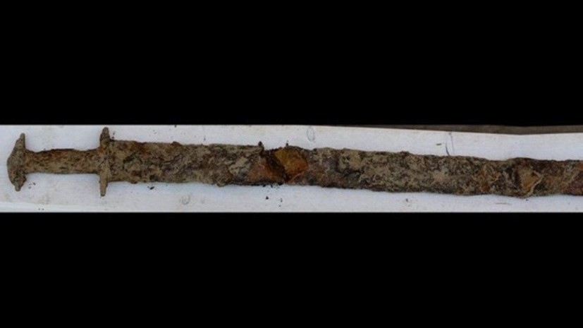 В Швеции ребёнок нашёл в озере древний меч
