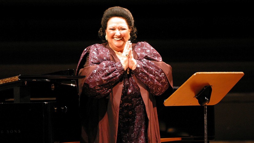 В Москве люди несут цветы и портреты Монтсеррат Кабалье к посольству Испании