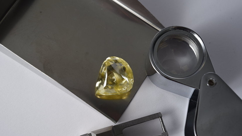 В Якутии добыли самый крупный в 2018 году жёлтый алмаз