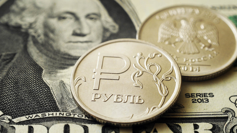 Рубль растёт к доллару и евро