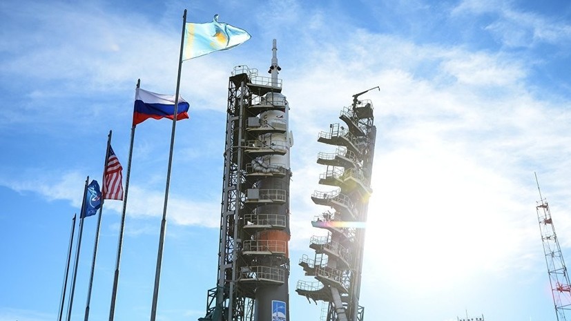 Ракета с кораблём «Союз МС-10» установлена на стартовой площадке Байконура