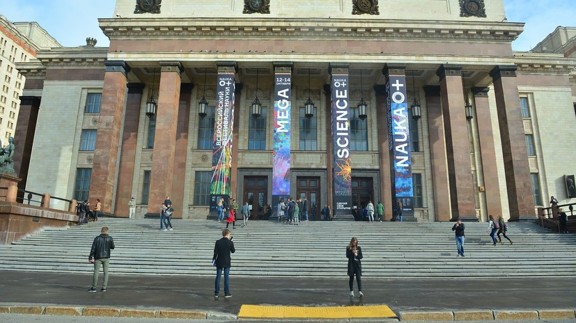 Главе NASA подарили в Москве тарелку из Гжели