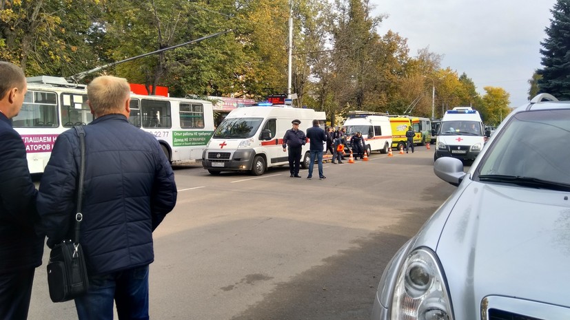 В Орле спасатели пытаются извлечь из-под троллейбуса пострадавшего в ДТП