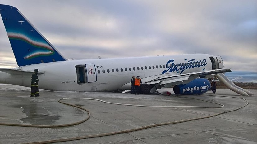 Спасатели ликвидируют последствия разлива авиатоплива после ЧП с самолётом в Якутске