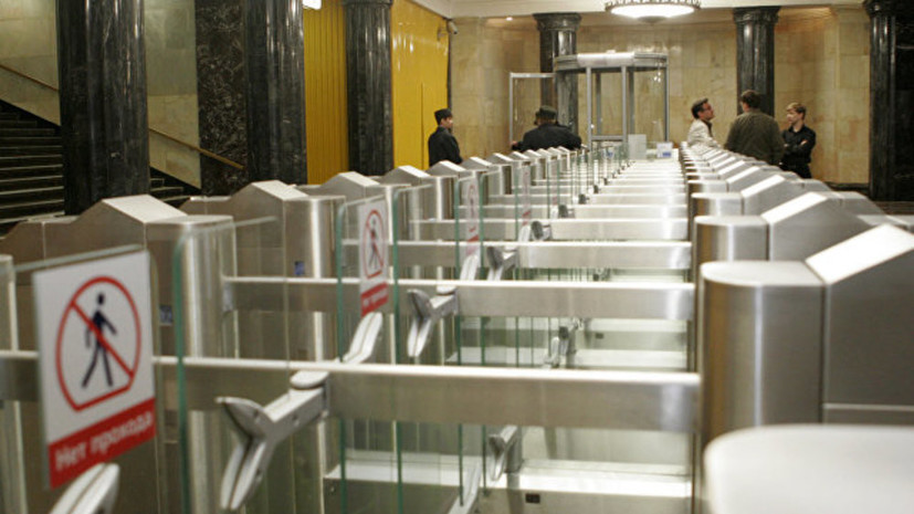 Мужчина упал на рельсы на станции метро «Тверская» в Москве