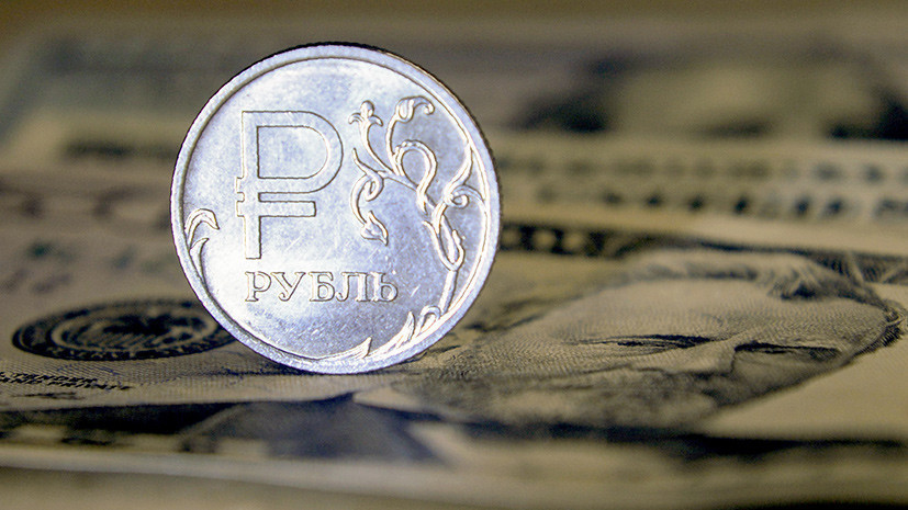 Курс рубля растёт к доллару