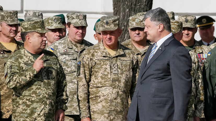 Гражданская позиция: почему Порошенко отправил в отставку с воинской службы главу Минобороны Украины