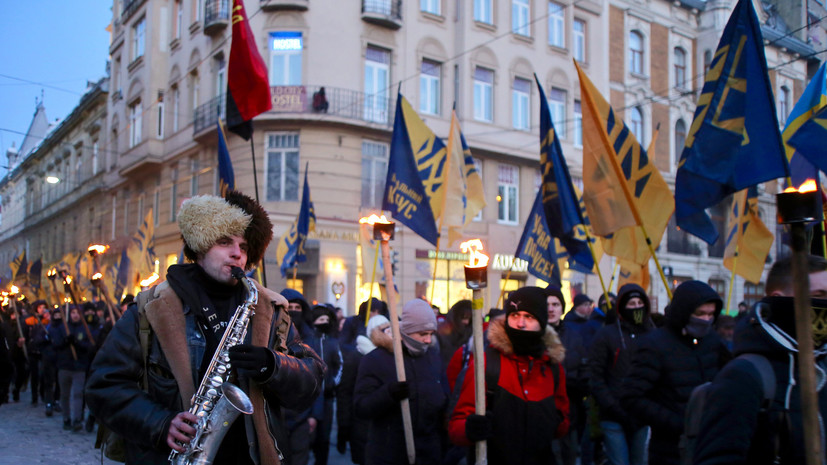 В Киеве несколько тысяч человек вышли на марш националистов