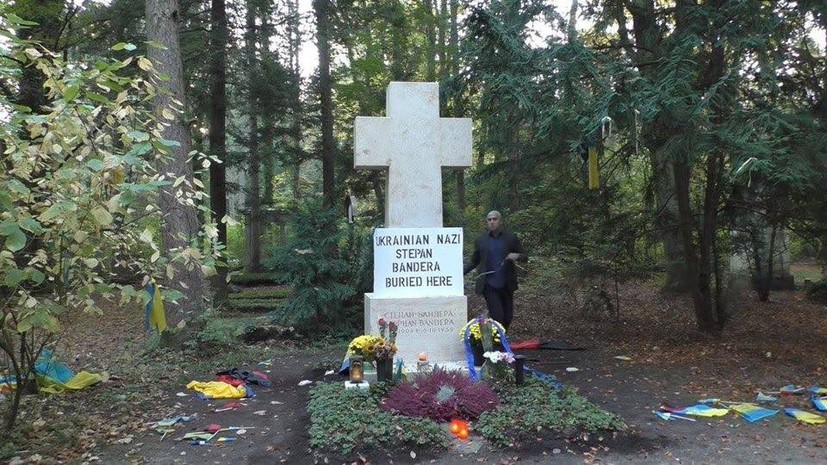 Украинское консульство заявило об открытии дела в Мюнхене за срыв флагов с могилы Бандеры