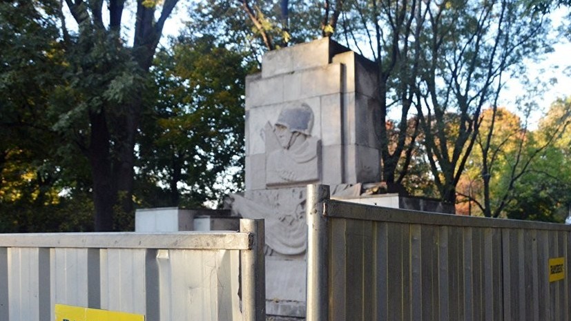 В Минкультуры снос памятника в Варшаве назвали зачисткой исторического поля
