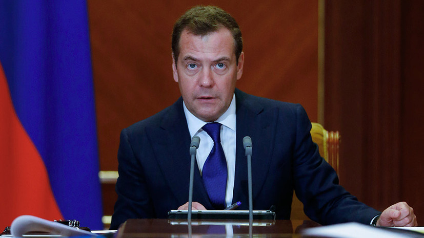 Медведев назвал объявлением торговой войны санкции США