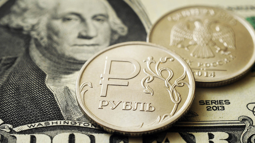 В начале торгов рубль снижается к доллару и евро