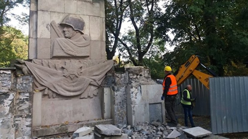 В Варшаве продолжили снос памятника Благодарности Красной армии