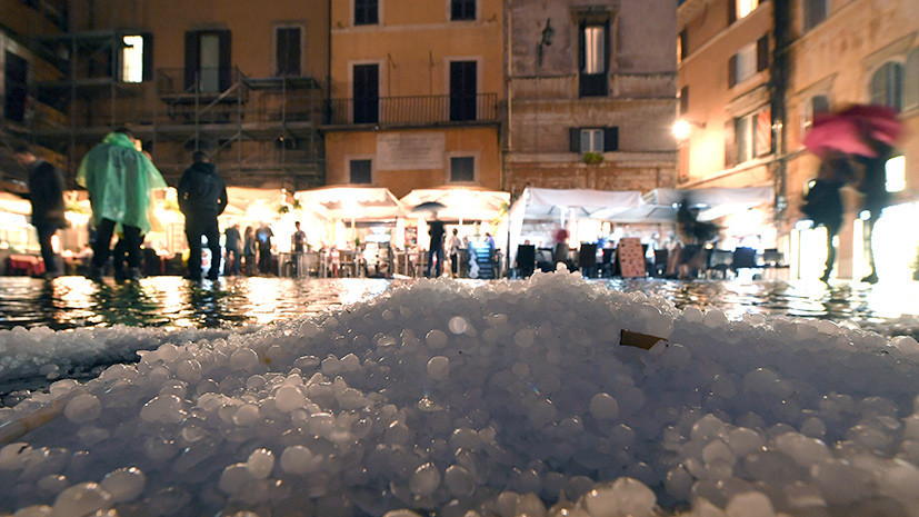 Дождь с градом парализовал движение на улицах Рима