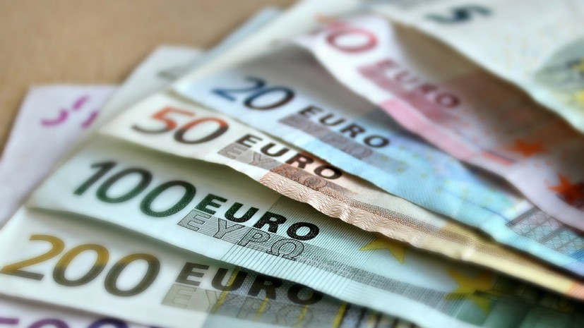 Курс евро опустился ниже 75 рублей