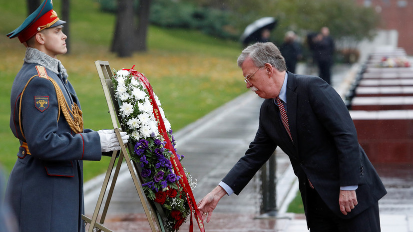 Болтон возложил цветы к Могиле Неизвестного Солдата в Москве