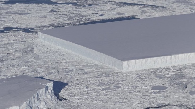 В NASA объяснили появление айсберга идеальной формы