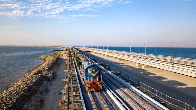 Съехавший пролёт железнодорожной части Крымского моста достали из воды